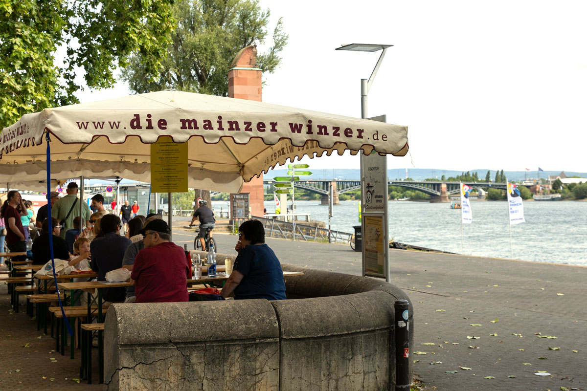 Weinfrühstück am Rheinufer / Fischtorplatz in Mainz