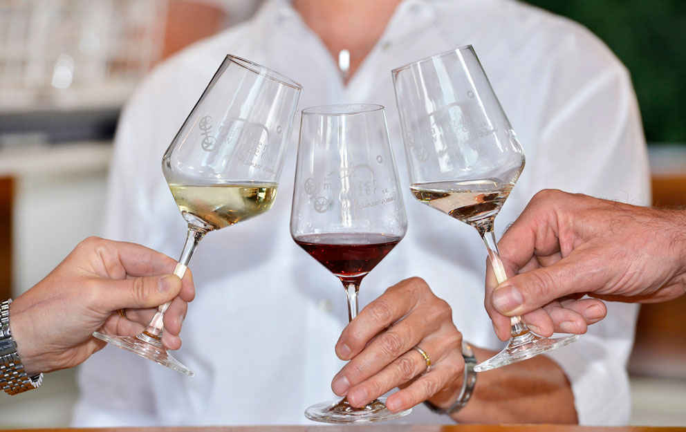 17_Weinmarkt_uf_012 Anstoßen mit Weißwein, Rotwein und Rosé