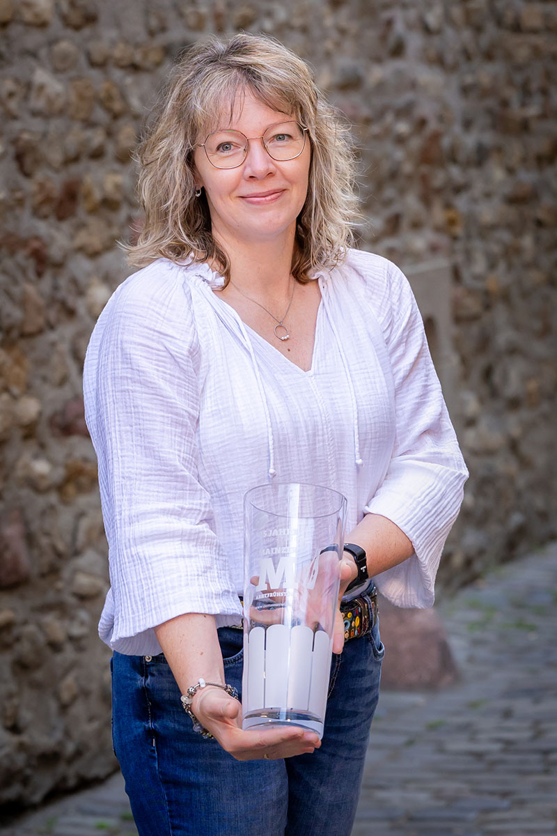 Christina Boller-Petry mit dem XXL Schorleglas
